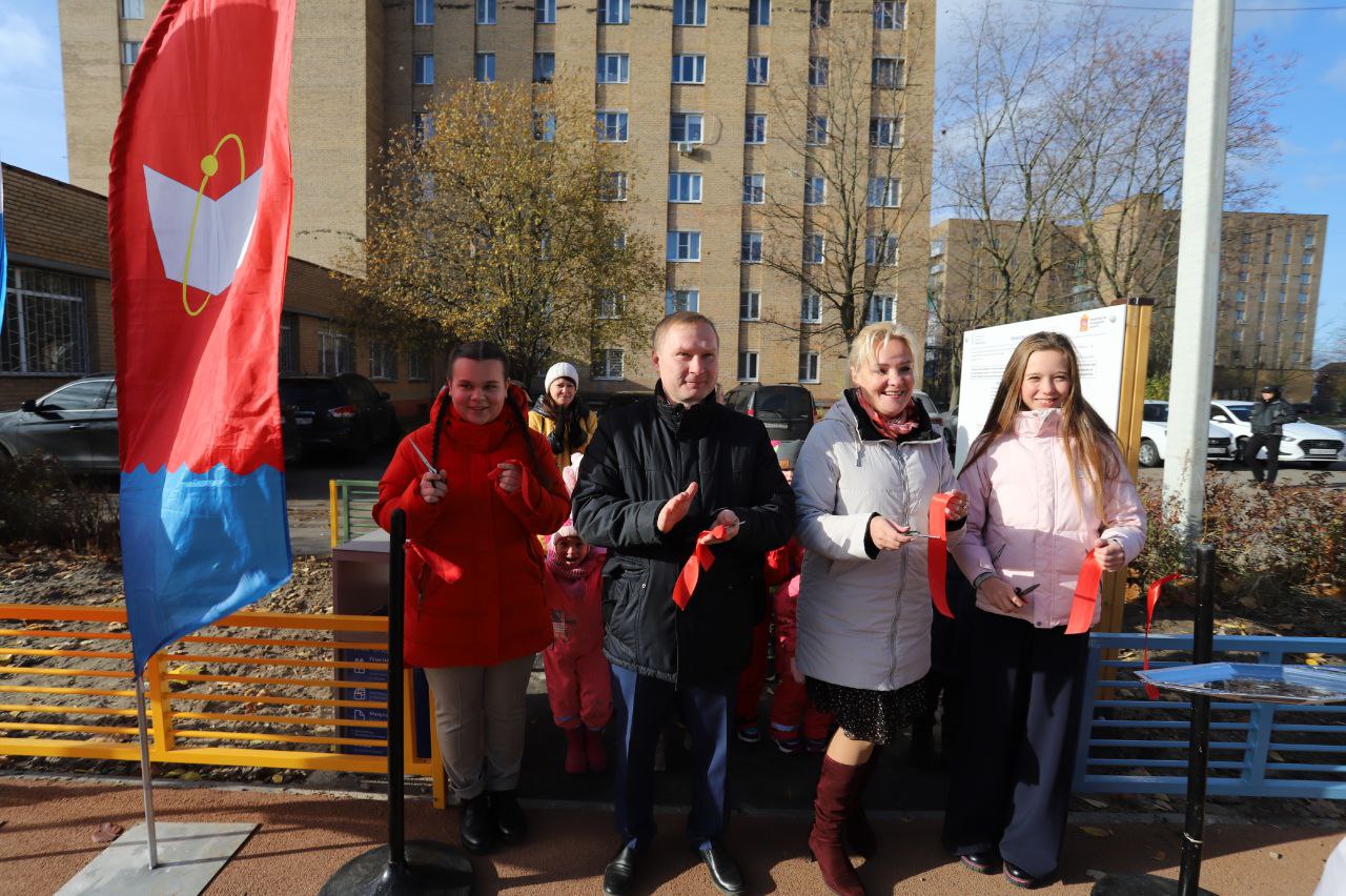 Во дворе дома №6 на Окружном проезде открылась новая детская игровая площадка🪁