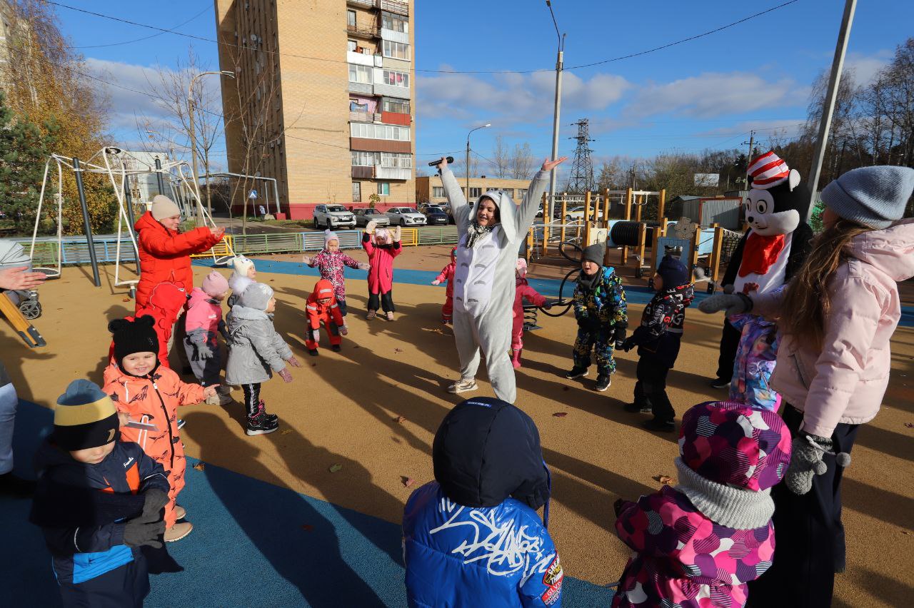 Во дворе дома №6 на Окружном проезде открылась новая детская игровая площадка🪁