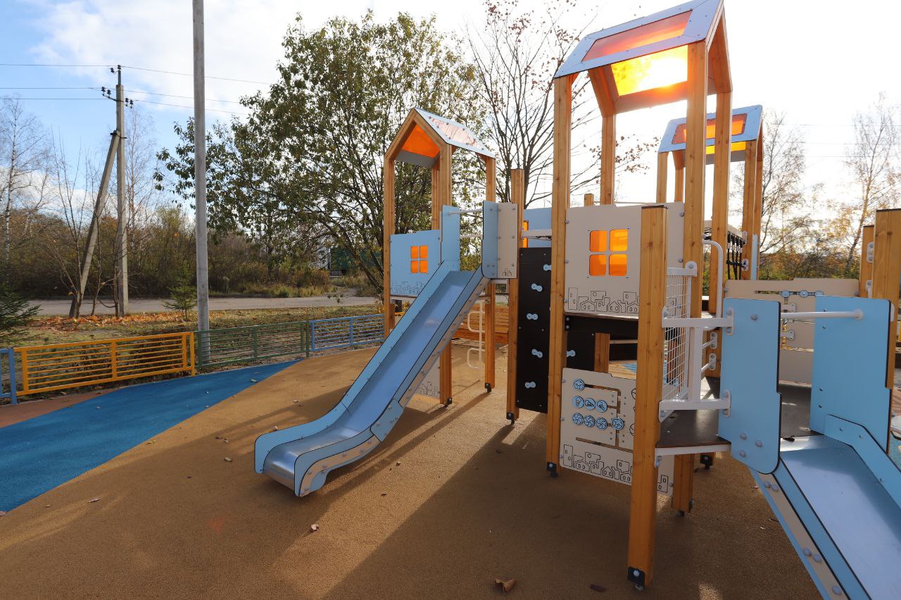 Во дворе дома №6 на Окружном проезде открылась новая детская игровая площадка🪁