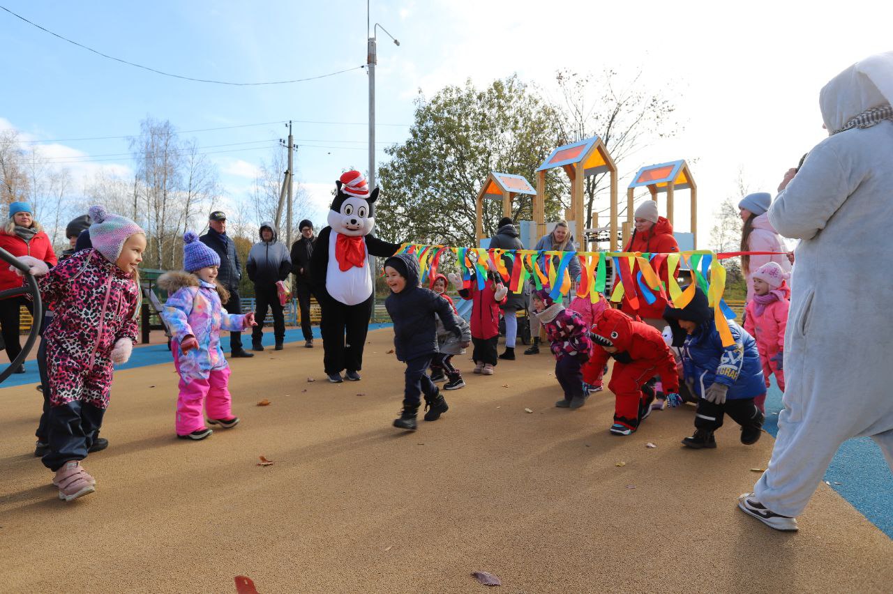 Во дворе дома №6 на Окружном проезде открылась новая детская игровая площадка🪁