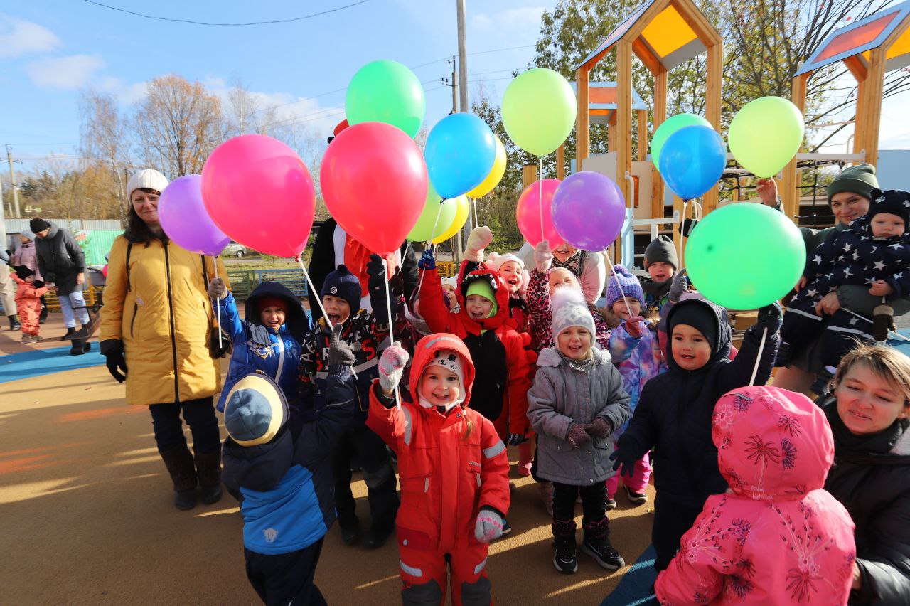 Во дворе дома №6 на Окружном проезде открылась новая детская игровая площадка🪁