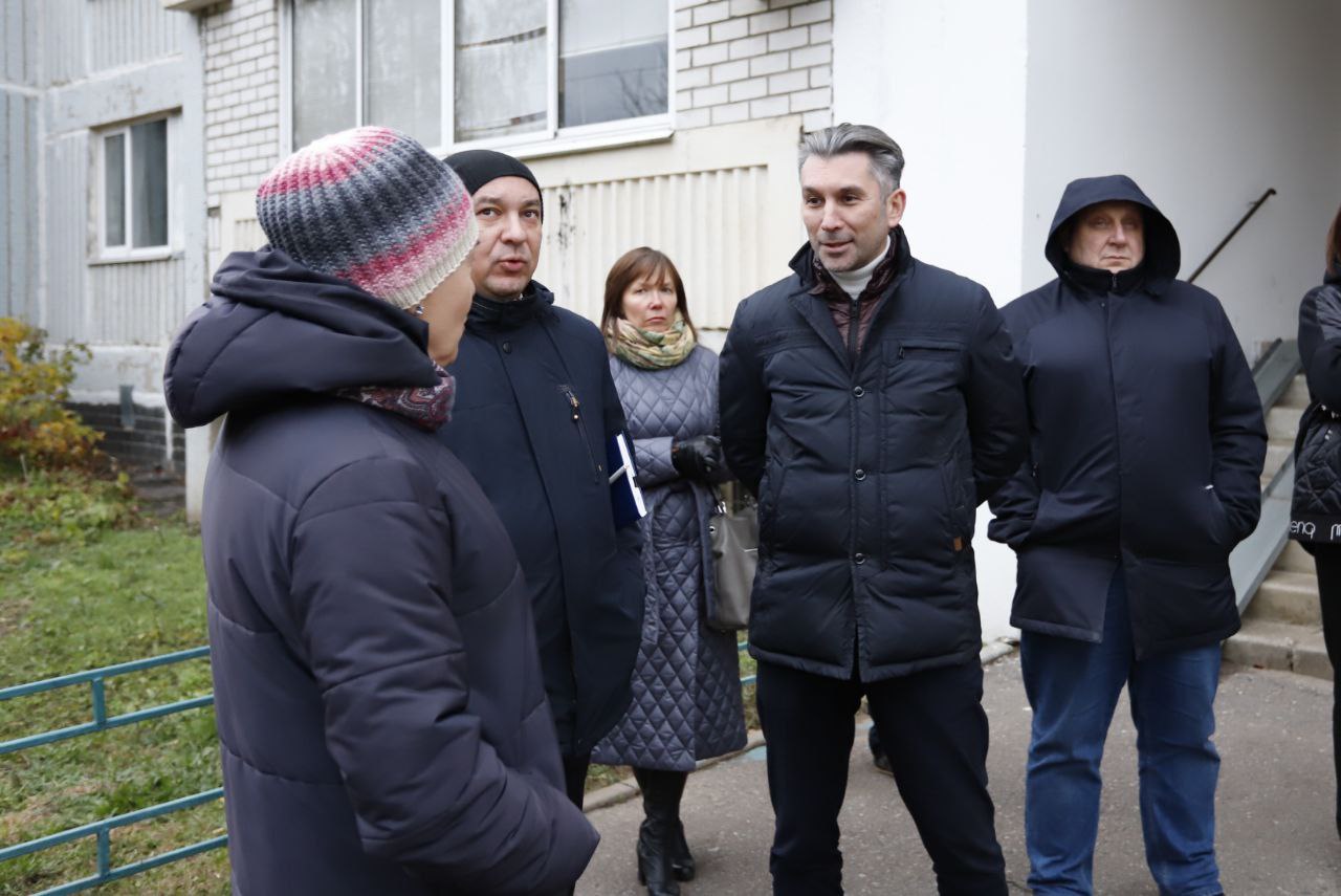 Первый заместитель главы администрации Фрязино Нодар Бощеван вместе с жителями дома №39 по улице Ленина обсудили насущные вопросы