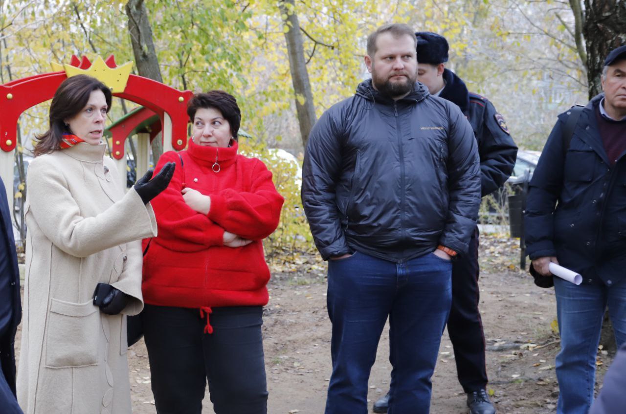 Первый заместитель главы администрации Фрязино Нодар Бощеван вместе с жителями дома №39 по улице Ленина обсудили насущные вопросы