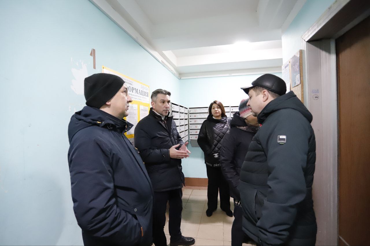 Первый заместитель главы администрации Фрязино Нодар Бощеван вместе с жителями дома №39 по улице Ленина обсудили насущные вопросы