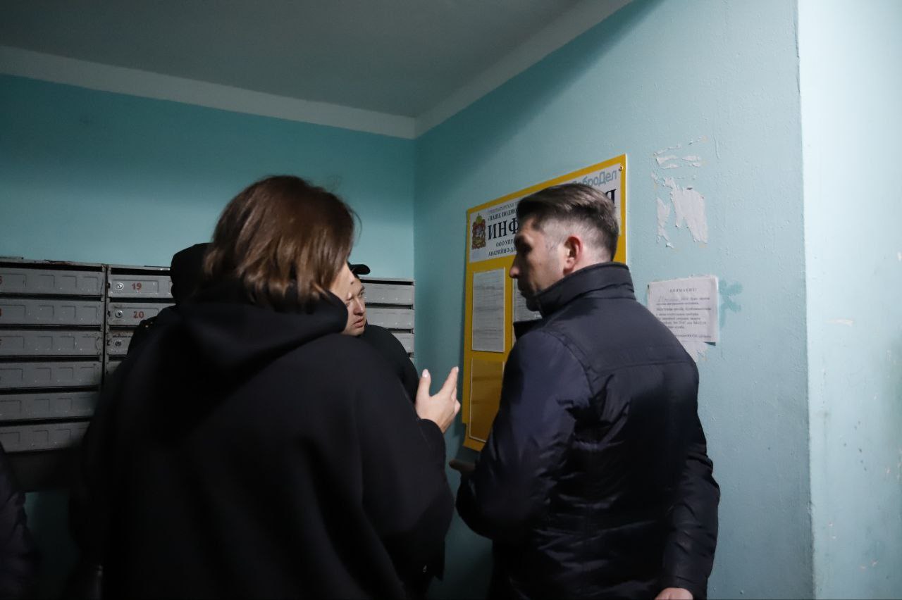 Первый заместитель главы администрации Фрязино Нодар Бощеван вместе с жителями дома №39 по улице Ленина обсудили насущные вопросы