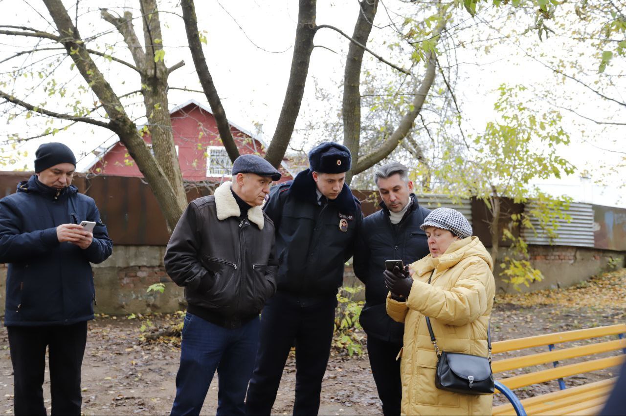 Первый заместитель главы администрации Фрязино Нодар Бощеван вместе с жителями дома №39 по улице Ленина обсудили насущные вопросы