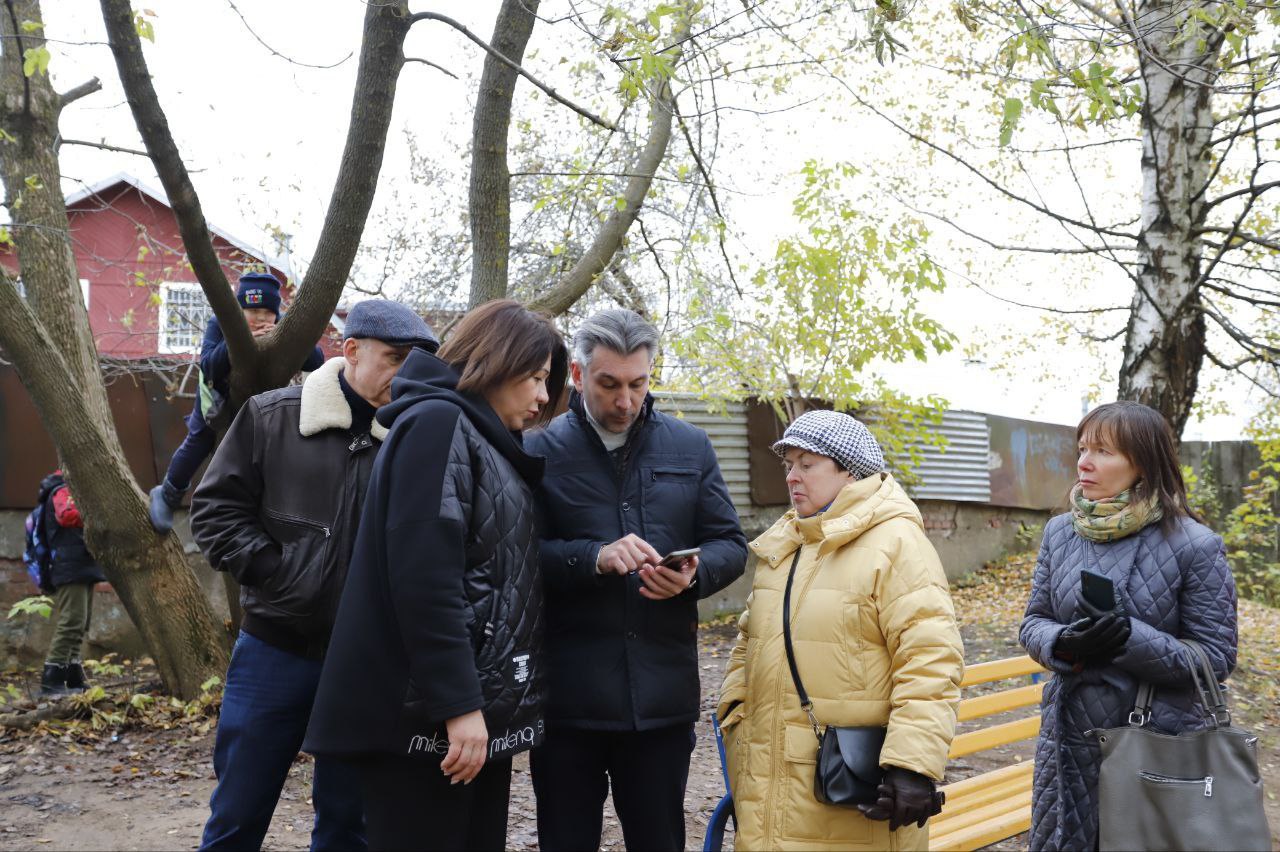 Первый заместитель главы администрации Фрязино Нодар Бощеван вместе с жителями дома №39 по улице Ленина обсудили насущные вопросы