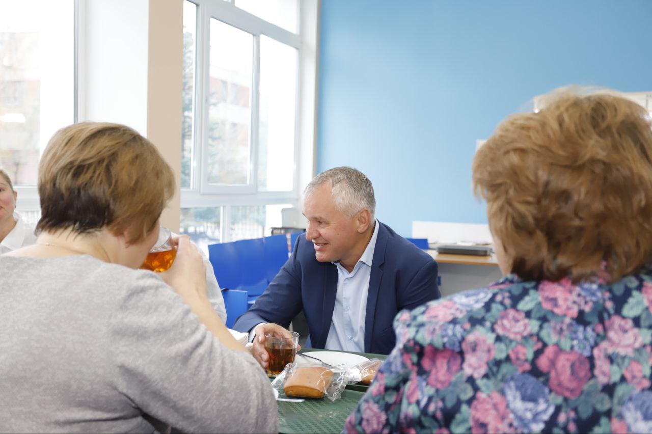 Глава городского округа Фрязино Дмитрий Воробьев вместе с родителями оценил качество завтраков для учащихся начальной школы лицея