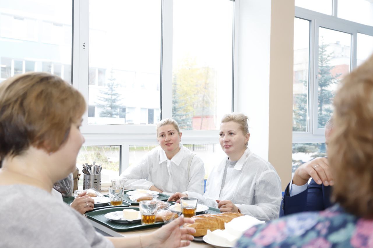 Глава городского округа Фрязино Дмитрий Воробьев вместе с родителями оценил качество завтраков для учащихся начальной школы лицея