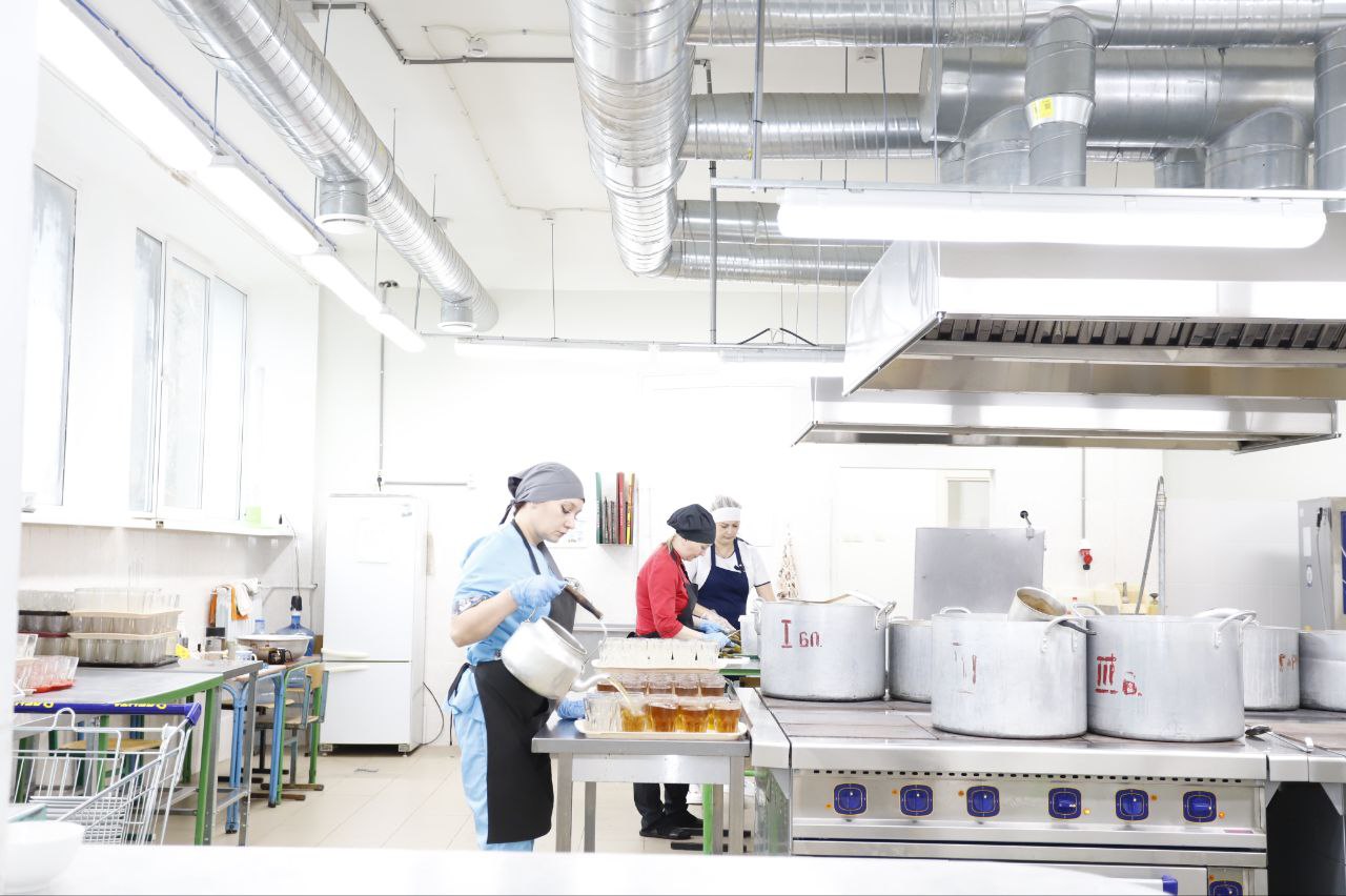 Глава городского округа Фрязино Дмитрий Воробьев вместе с родителями оценил качество завтраков для учащихся начальной школы лицея