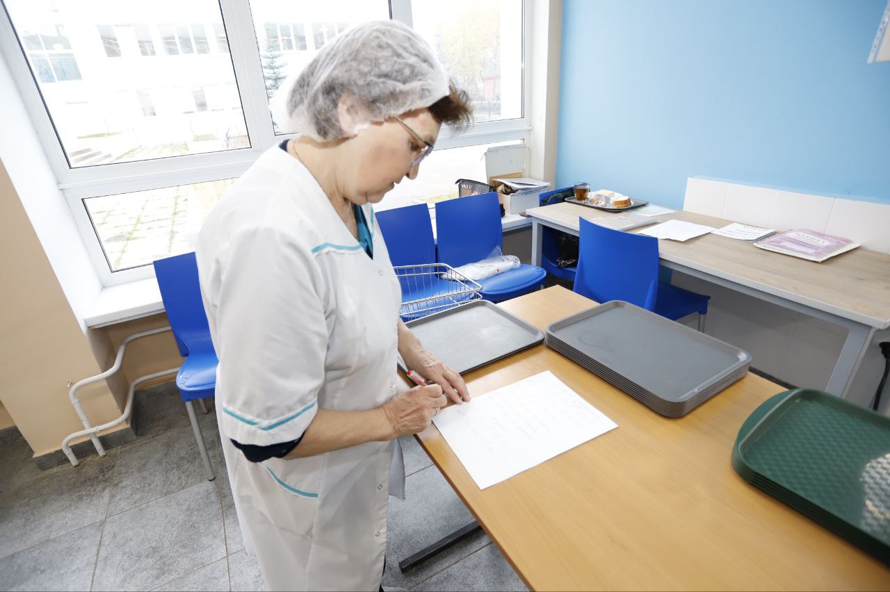 Глава городского округа Фрязино Дмитрий Воробьев вместе с родителями оценил качество завтраков для учащихся начальной школы лицея