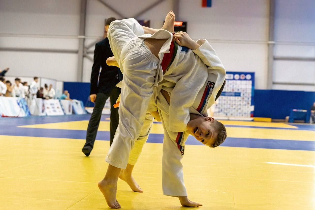 Команда дзюдоистов фрязинской спортивной школы «Олимп» не оставила шансов конкурентам, одержав победы над всеми командами центрального дивизиона