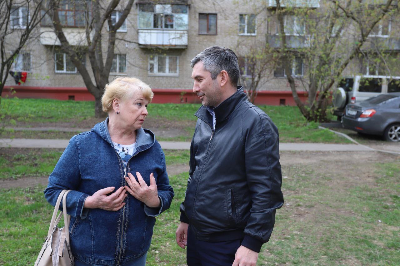Первый заместитель главы городского округа Фрязино Нодар Бощеван встретился с жителями домов №7, 9 и 11 по улице Школьной