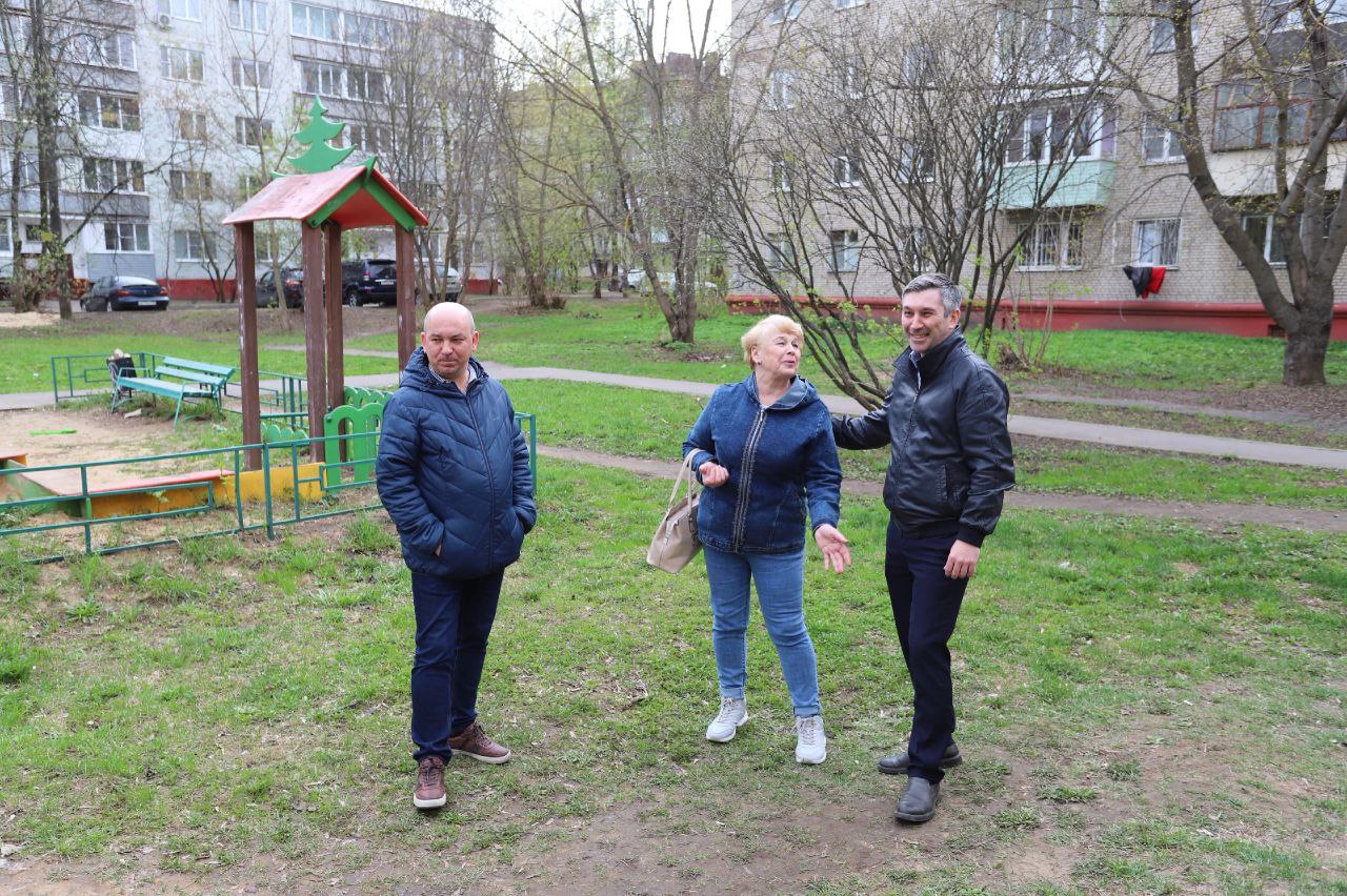 Первый заместитель главы городского округа Фрязино Нодар Бощеван встретился с жителями домов №7, 9 и 11 по улице Школьной