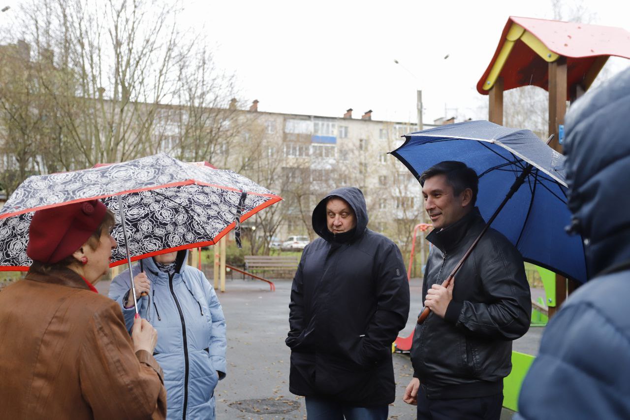 Первый заместитель главы городского округа Фрязино Нодар Бощеван провел обход территории во дворе д.10а по ул. Центральная и дома д.7а по ул. Школьная вместе с жителями