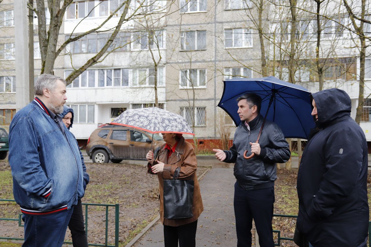 Первый заместитель главы городского округа Фрязино Нодар Бощеван провел обход территории во дворе д.10а по ул. Центральная и дома д.7а по ул. Школьная вместе с жителями