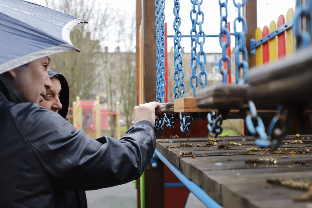 Первый заместитель главы городского округа Фрязино Нодар Бощеван провел обход территории во дворе д.10а по ул. Центральная и дома д.7а по ул. Школьная вместе с жителями
