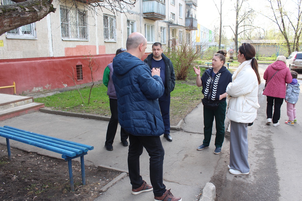 По поручению главы городского округа Фрязино Дмитрия Воробьева его заместитель Виктория Оганезова встретилась с жителями дома №8А по улице Центральная