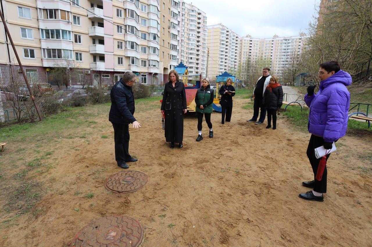 По поручению главы городского округа Фрязино Дмитрия Воробьева его заместитель Юлия Шувалова провела встречу с жителями домов 29, 31 по Проспекту Мира