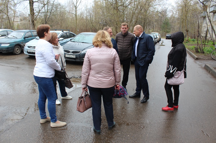 Заместитель главы городского округа Фрязино Антон Тропин вместе с представителями коммунальных служб города и управляющей компании встретился с жителями дома №2 по Проспекту Мира