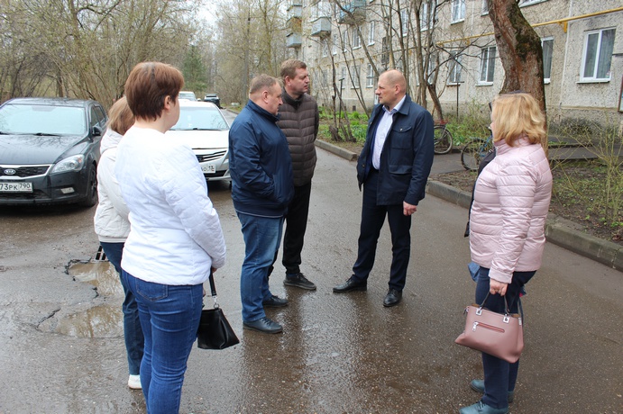 Заместитель главы городского округа Фрязино Антон Тропин вместе с представителями коммунальных служб города и управляющей компании встретился с жителями дома №2 по Проспекту Мира