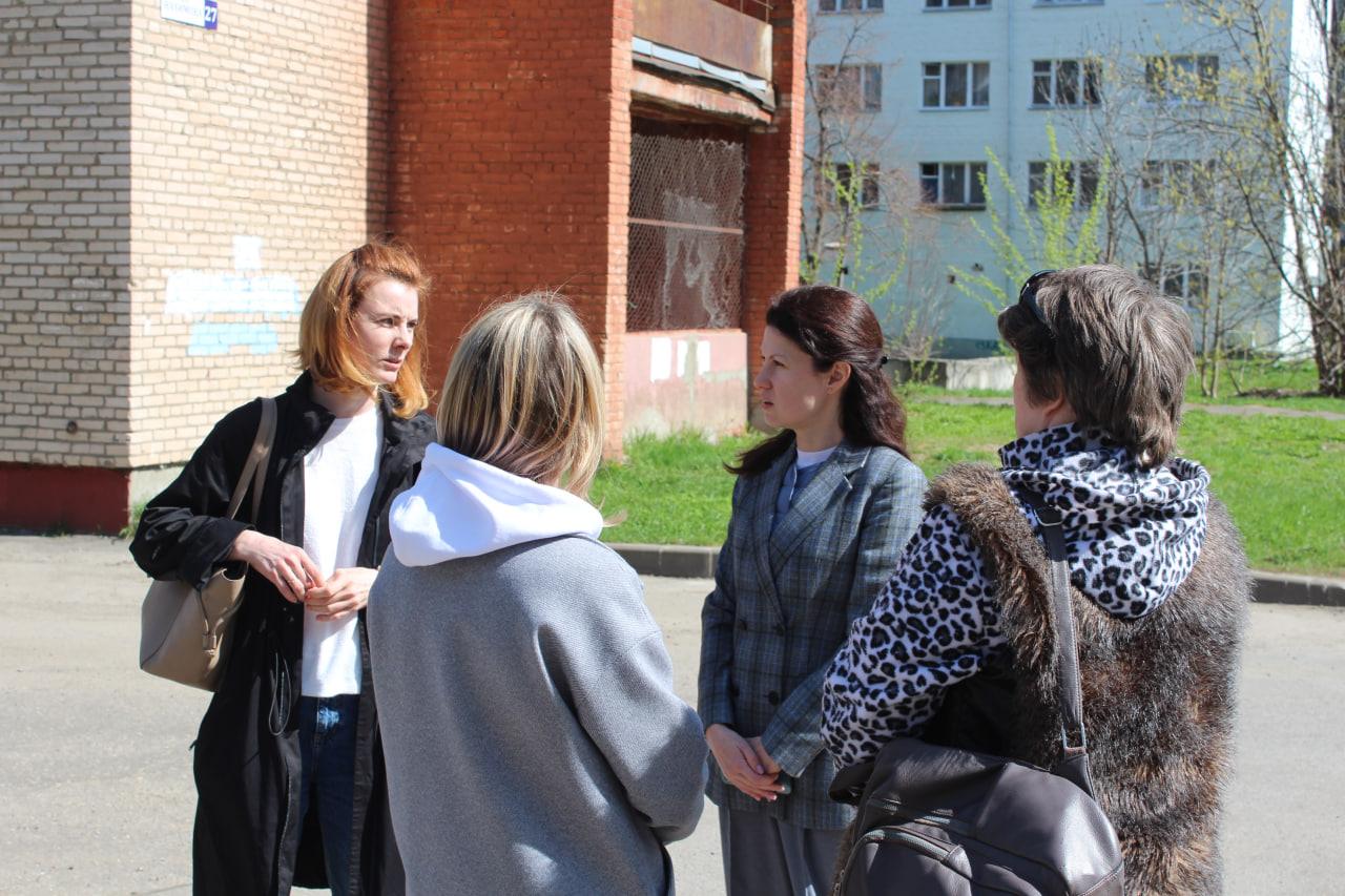 Заместитель главы городского округа Фрязино Наталья Силаева вместе с представителями АО «Теплосеть Фрязино» встретилась с жителями дома №27 по улице Нахимова