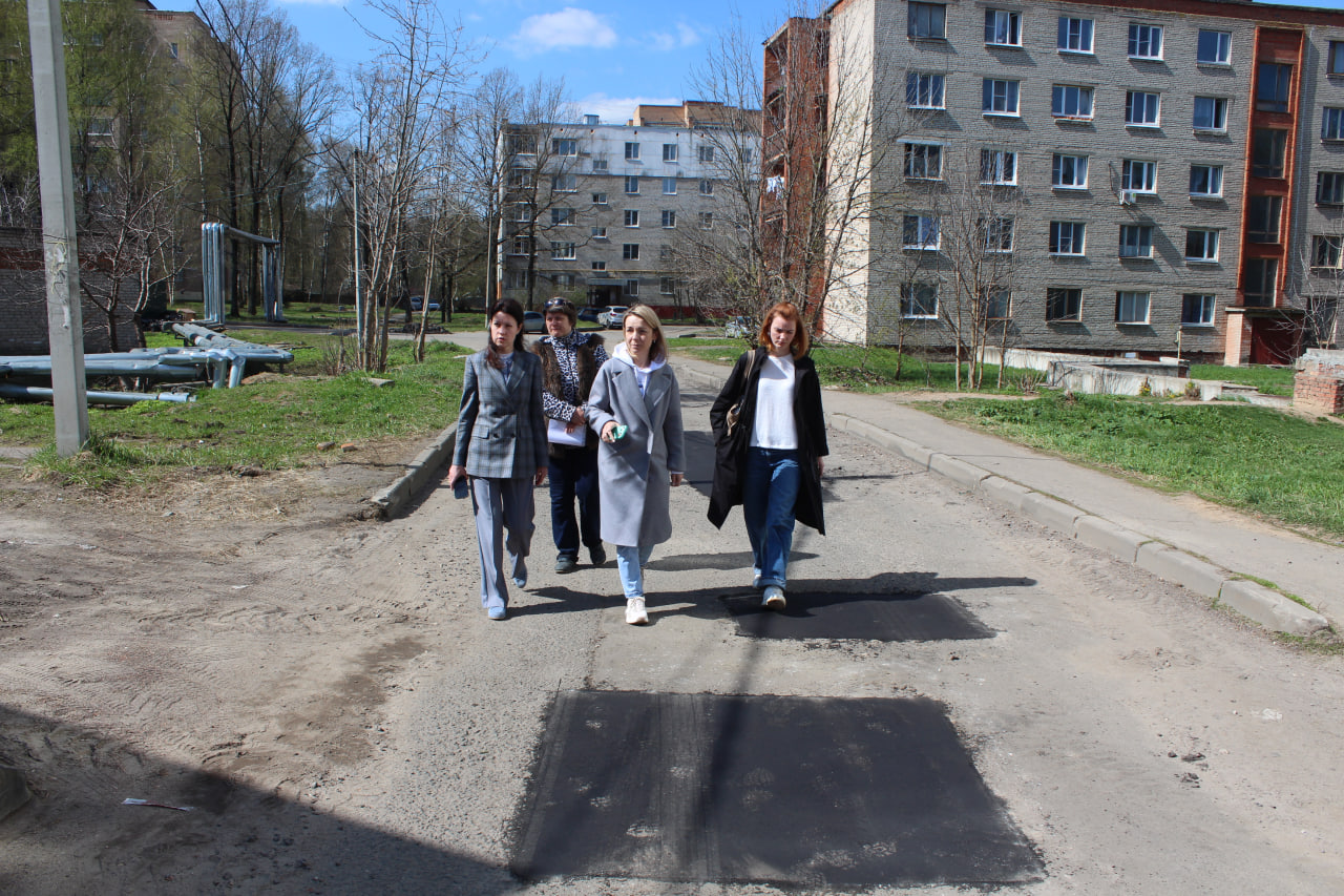 Заместитель главы городского округа Фрязино Наталья Силаева вместе с представителями АО «Теплосеть Фрязино» встретилась с жителями дома №27 по улице Нахимова
