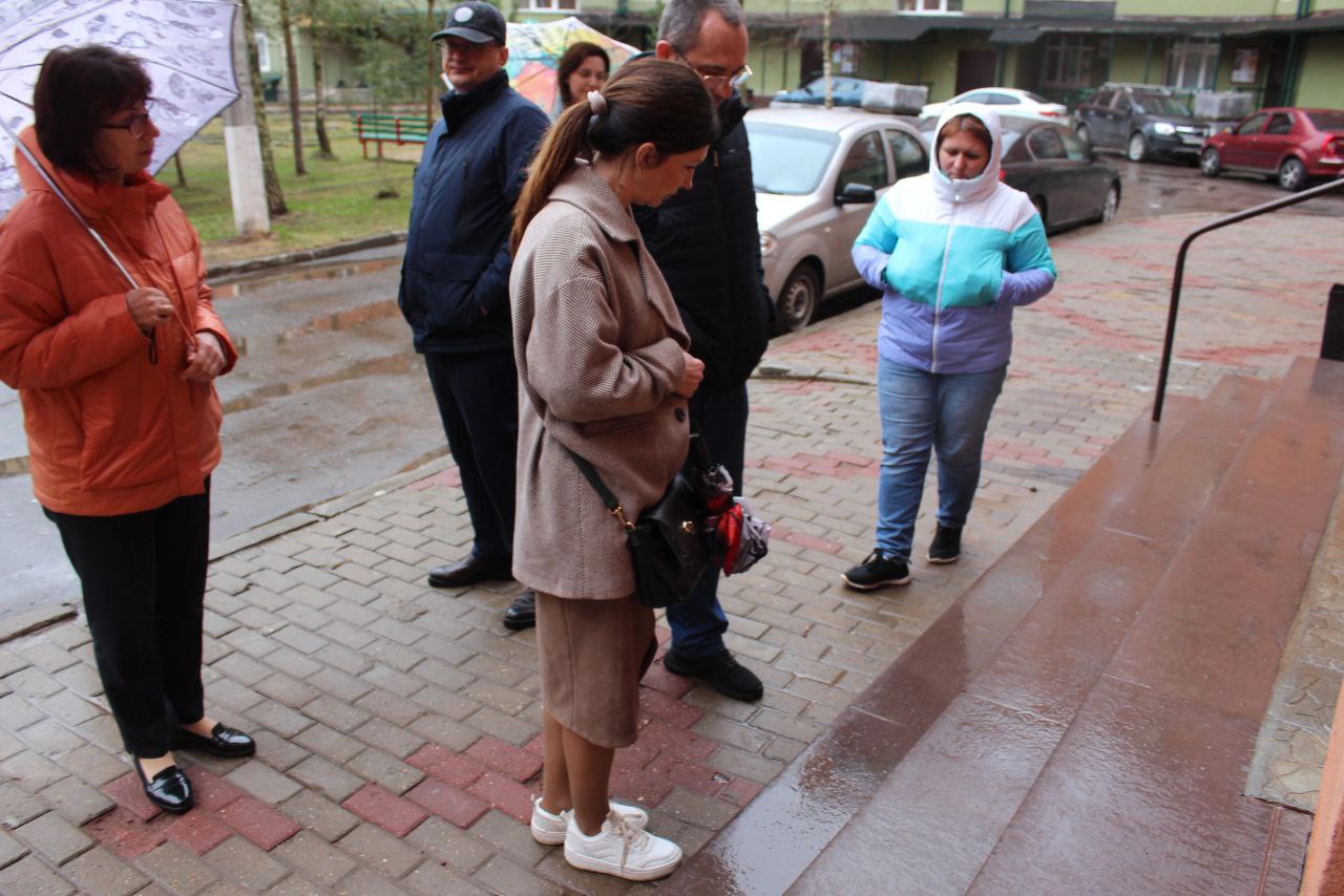 Заместитель главы городского округа Фрязино Виктория Оганезова встретилась с жителями дома №7 по улице Октябрьская