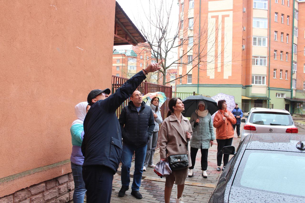 Заместитель главы городского округа Фрязино Виктория Оганезова встретилась с жителями дома №7 по улице Октябрьская