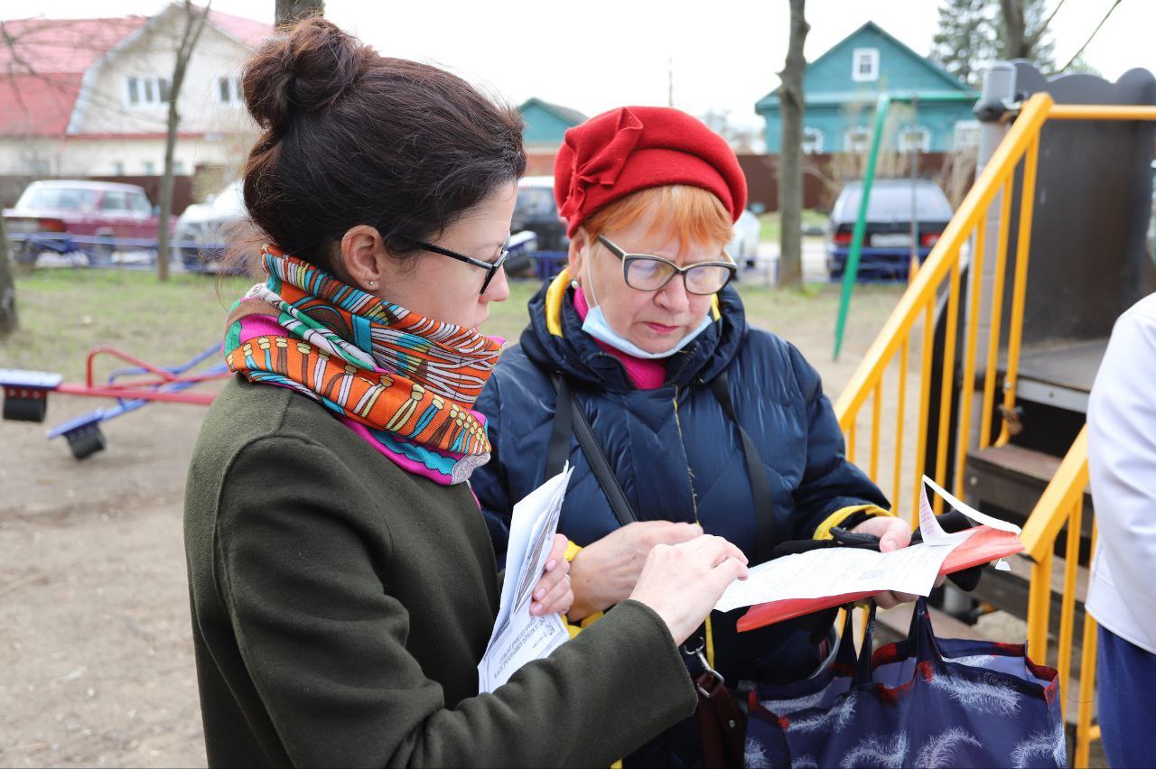 Заместитель главы городского округа Фрязино Наталья Силаева провела обход территории при участии коммунальных, а также представителей управления ЖКХ и благоустройства