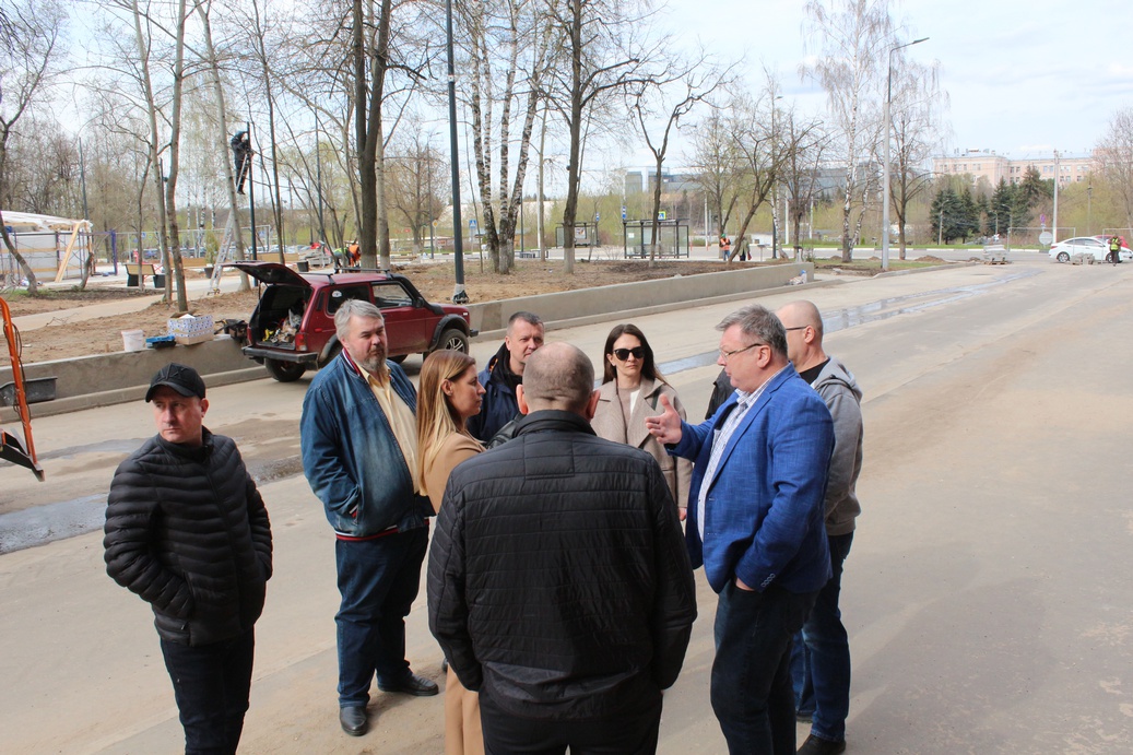 Заместители главы городского округа Фрязино Наталия Князева и Виктория Оганезова встретились с собственниками торговых помещений в доме 17 по улице Вокзальная.