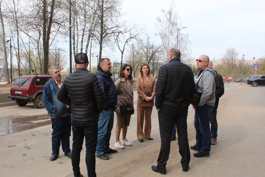 Заместители главы городского округа Фрязино Наталия Князева и Виктория Оганезова встретились с собственниками торговых помещений в доме 17 по улице Вокзальная.