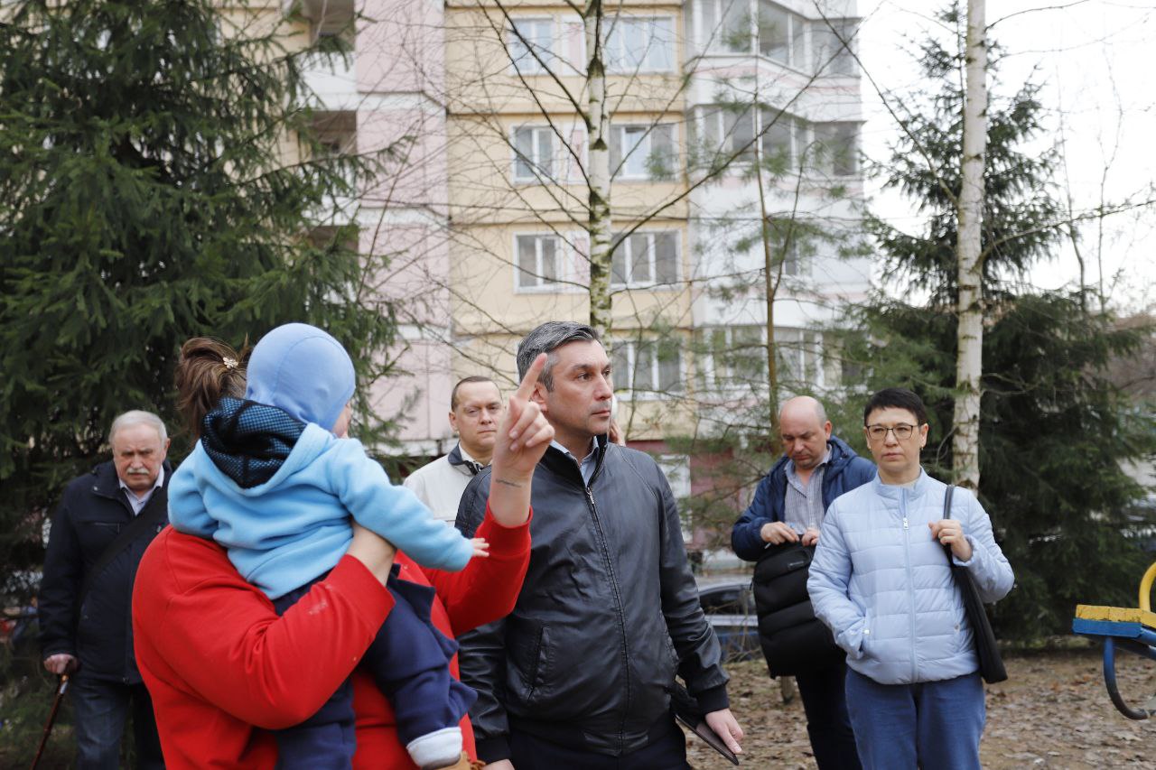 Первый заместитель главы городского округа Фрязино Нодар Бощеван встретился с активными жителями и старшими по домам №29 и №31 по проспекту Мира