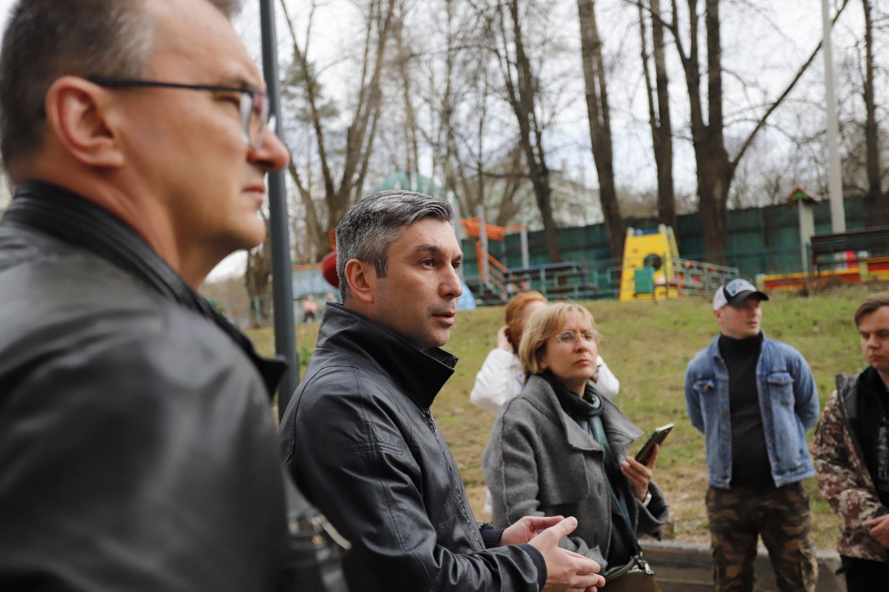 Первый заместитель главы городского округа Фрязино Нодар Бощеван встретился с жителями во дворе ул. Вокзальная д. 1 и ул. Институтская д. 12