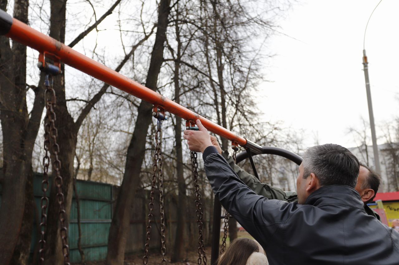 Первый заместитель главы городского округа Фрязино Нодар Бощеван встретился с жителями во дворе ул. Вокзальная д. 1 и ул. Институтская д. 12