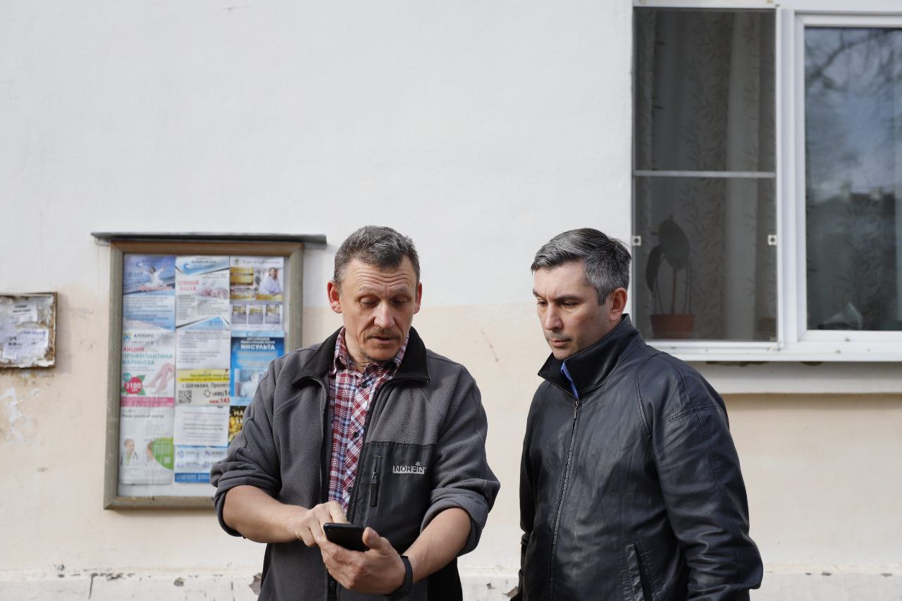 Первый заместитель главы городского округа Фрязино Нодар Бощеван встретился с жителями во дворе ул. Вокзальная д. 1 и ул. Институтская д. 12