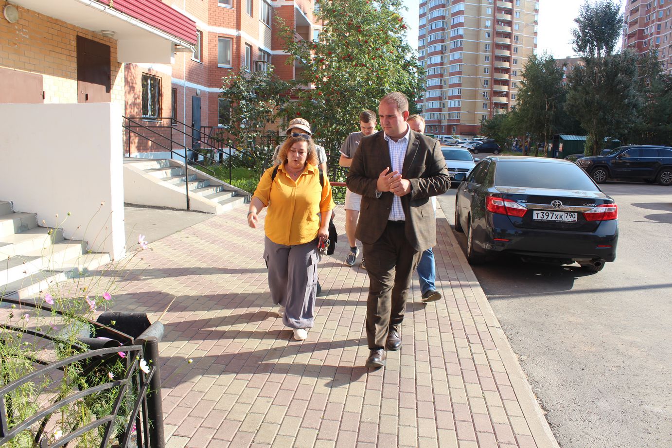 Заместитель главы городского округа Фрязино Артем Вольчак встретился с жителями дома №1 на ул. Барские пруды