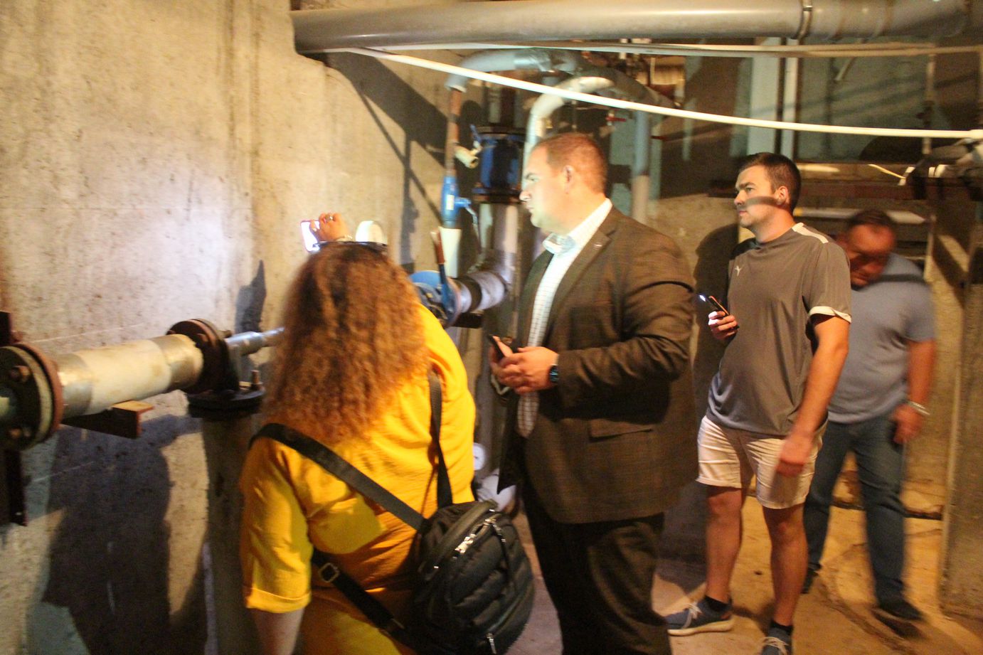 Заместитель главы городского округа Фрязино Артем Вольчак встретился с жителями дома №1 на ул. Барские пруды