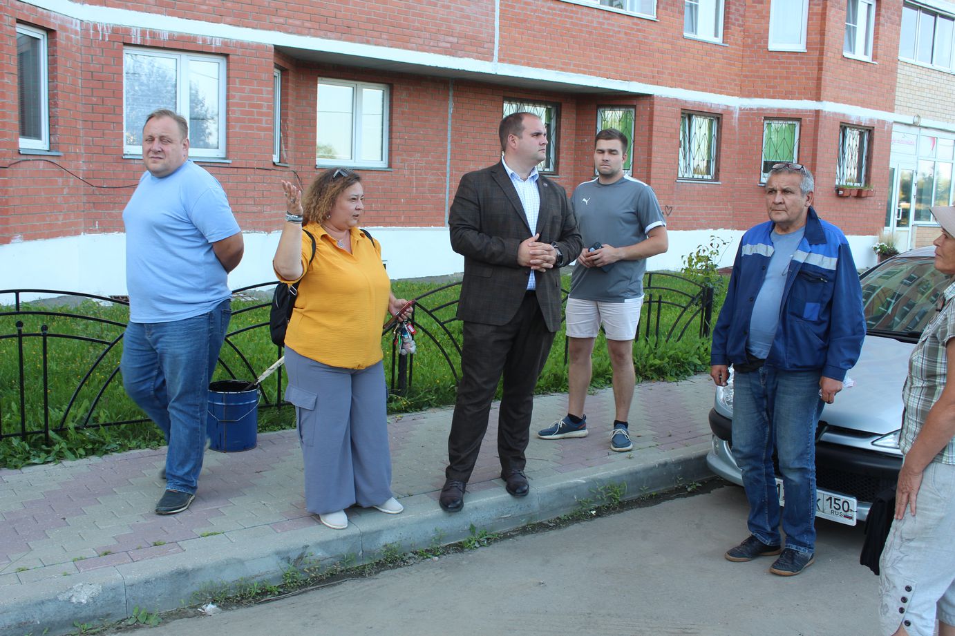 Заместитель главы городского округа Фрязино Артем Вольчак встретился с жителями дома №1 на ул. Барские пруды
