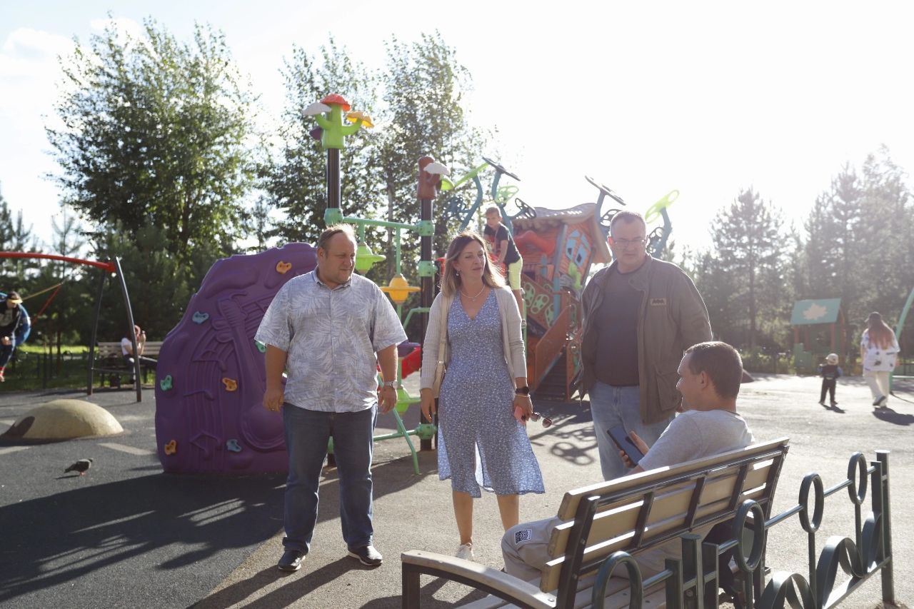 Заместитель главы городского округа Фрязино Виктория Оганезова осмотрела игровую площадку