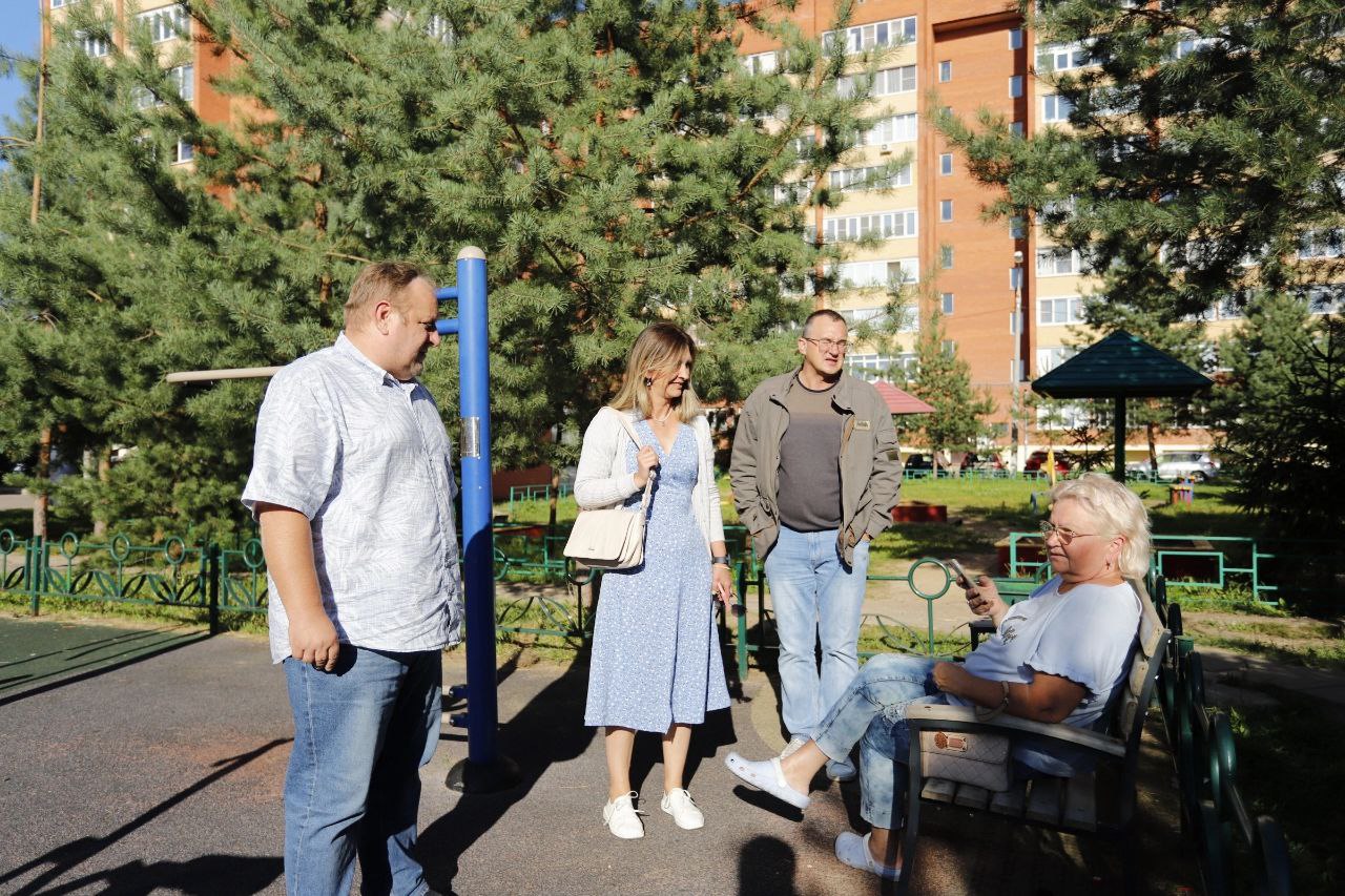 Заместитель главы городского округа Фрязино Виктория Оганезова осмотрела игровую площадку