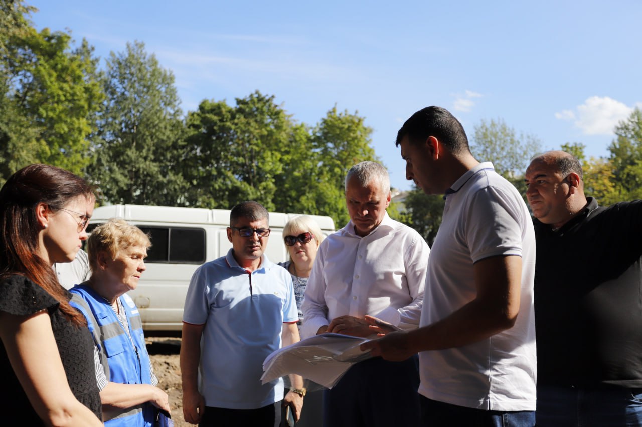 Глава городского округа Фрязино Дмитрий Воробьев проверил ход благоустройства нового общественного пространства по адресу: ул. Институтская, 10А.