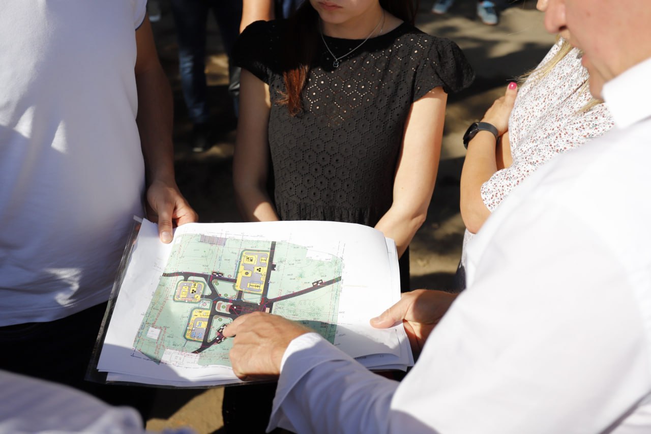 Глава городского округа Фрязино Дмитрий Воробьев проверил ход благоустройства нового общественного пространства по адресу: ул. Институтская, 10А.