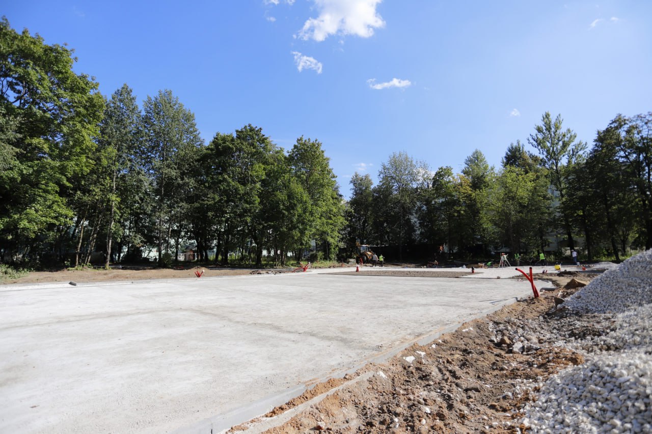 Глава городского округа Фрязино Дмитрий Воробьев проверил ход благоустройства нового общественного пространства по адресу: ул. Институтская, 10А.