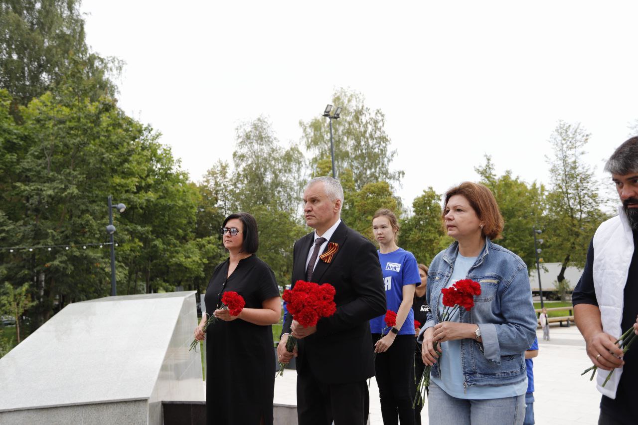 Глава городского округа Фрязино Дмитрий Воробьев вместе с депутатами городского Совета и молодежью почтили память павших героев минутой молчания