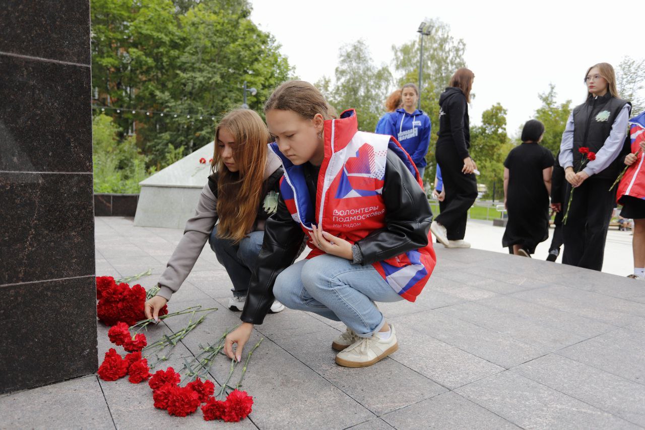 Глава городского округа Фрязино Дмитрий Воробьев вместе с депутатами городского Совета и молодежью почтили память павших героев минутой молчания