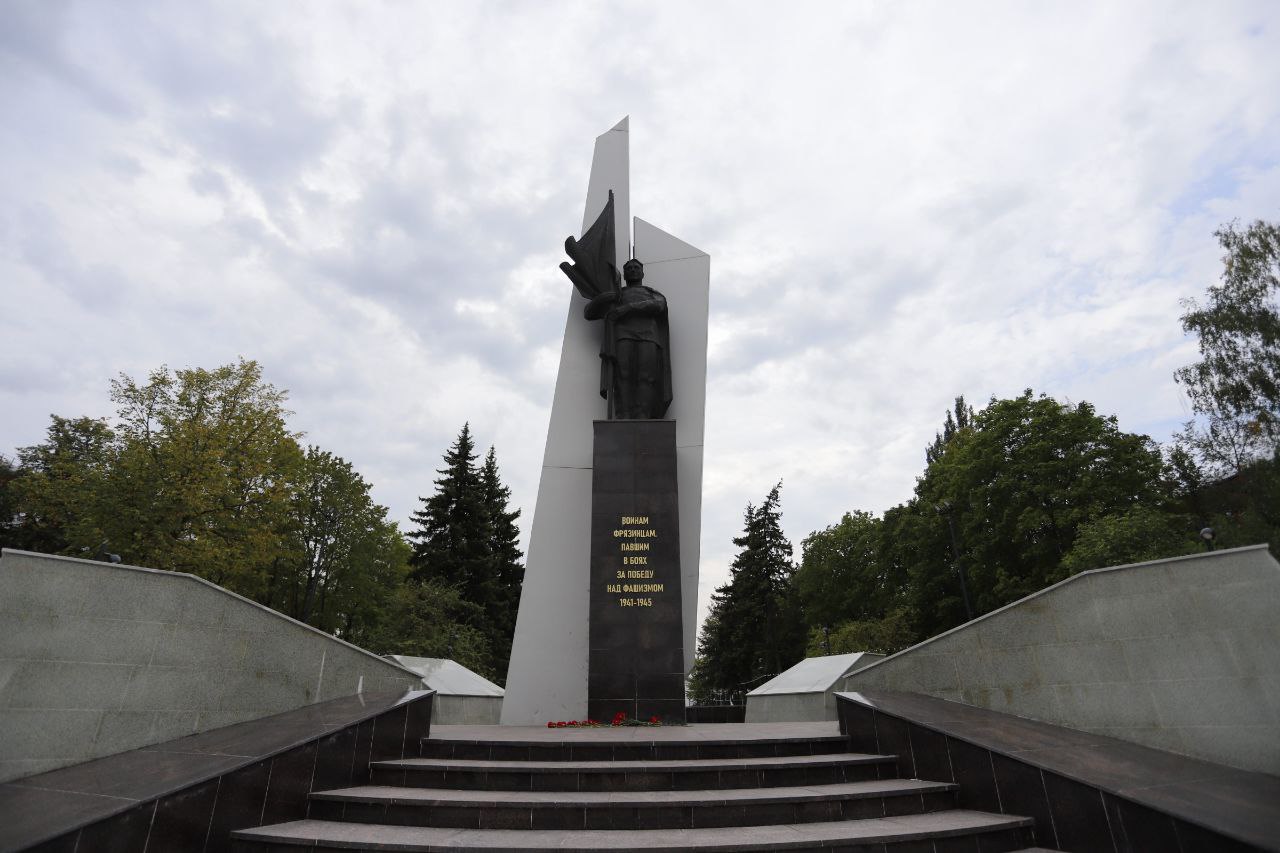 Глава городского округа Фрязино Дмитрий Воробьев вместе с депутатами городского Совета и молодежью почтили память павших героев минутой молчания