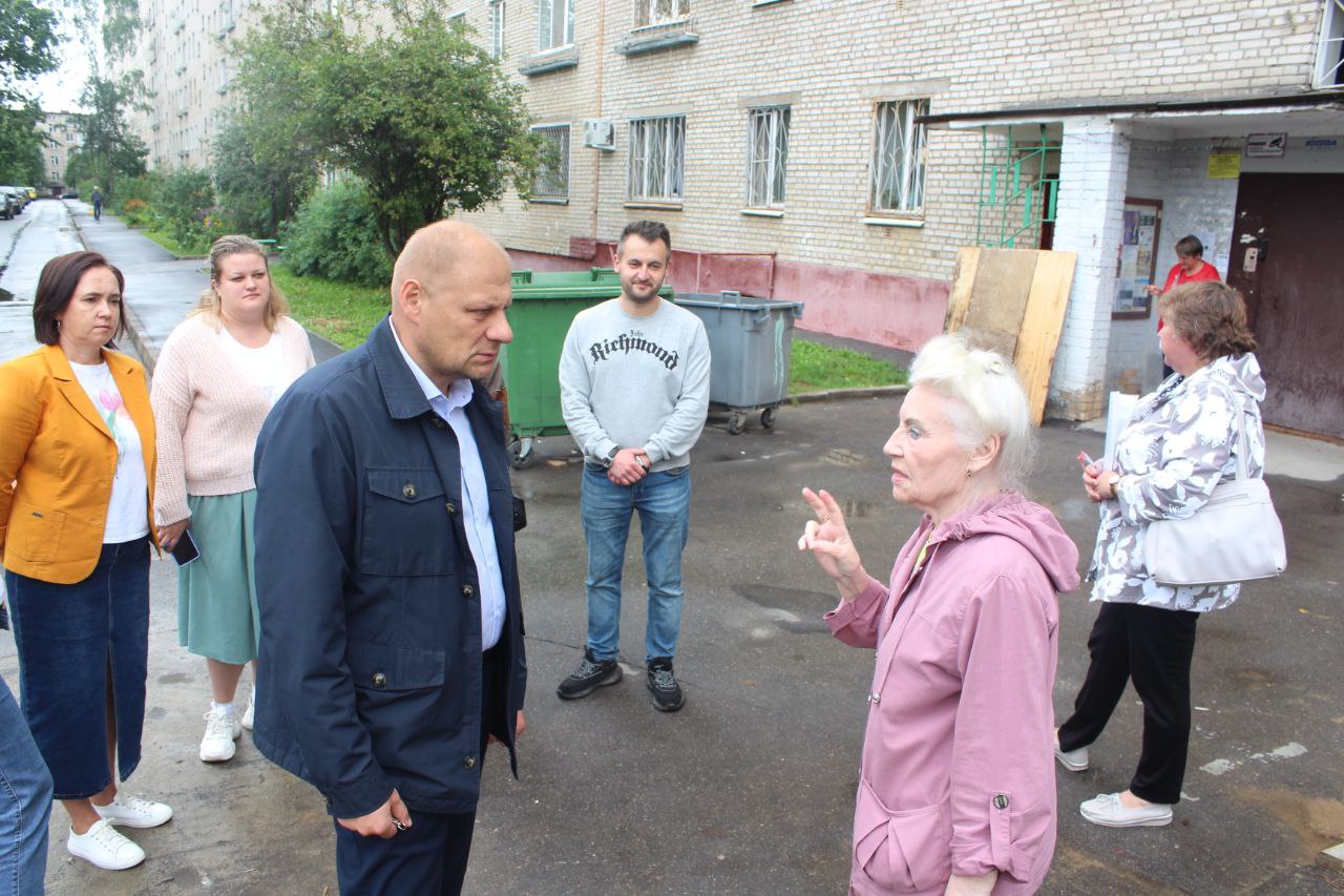 Заместитель главы городского округа Фрязино Антон Тропин провел пеший обход закреплённой территории