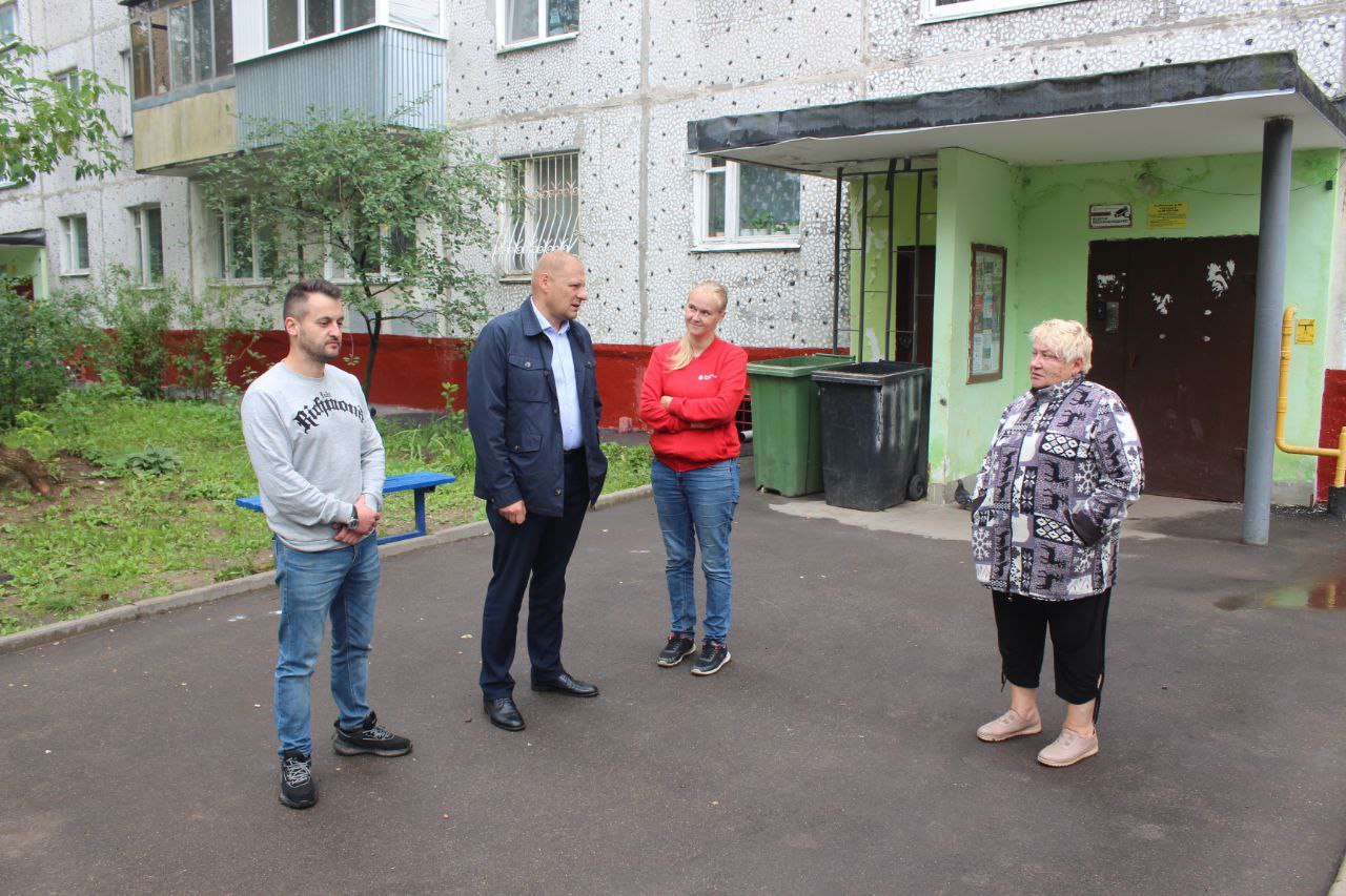 Заместитель главы городского округа Фрязино Антон Тропин провел пеший обход закреплённой территории