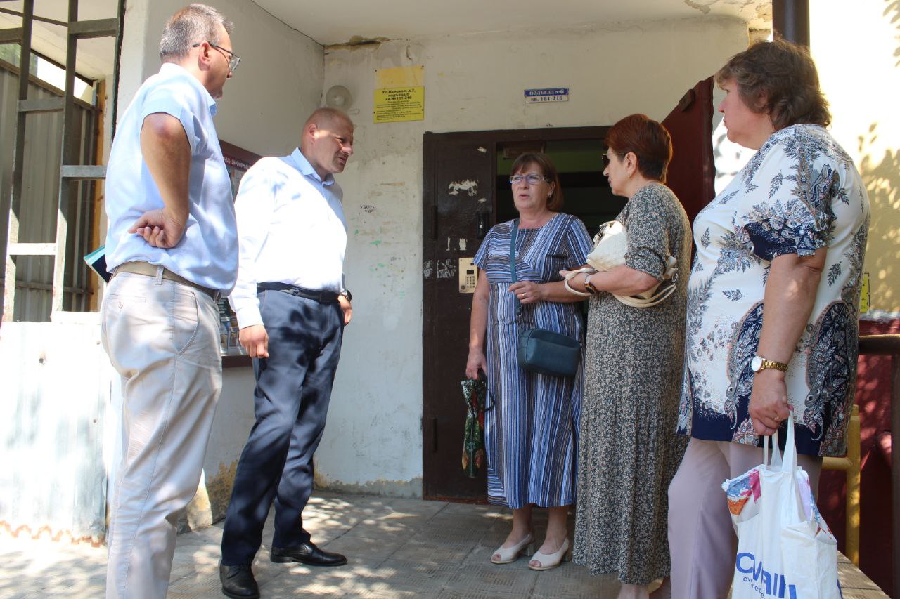 Заместитель главы городского округа Фрязино Антон Тропин встретился с жителями дома №2 по улице Полевой